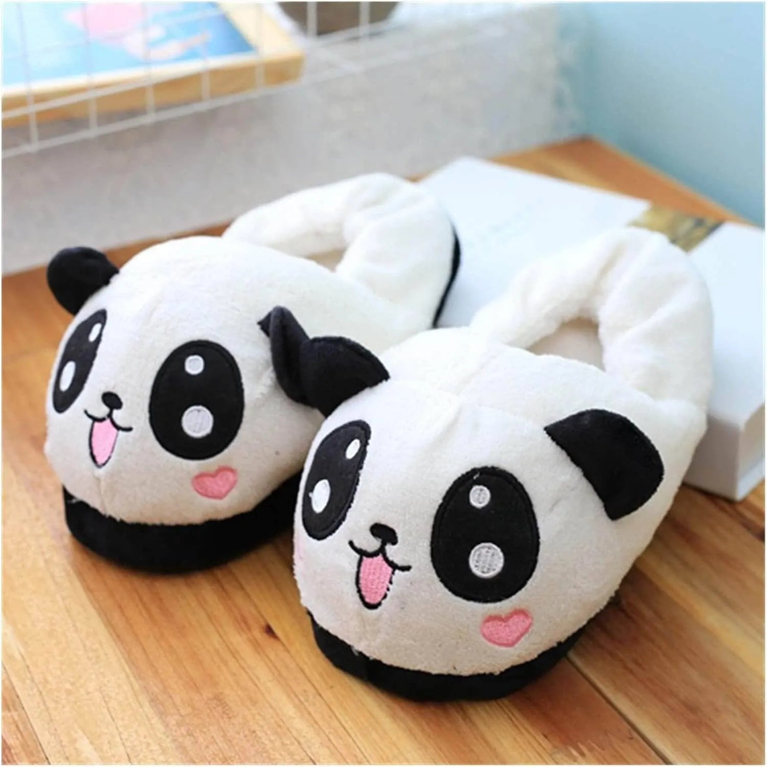 Image Chaussons Panda Joyeux Kawaii posés sur un livre