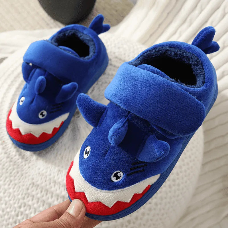 Image Chaussons Requin Kawaii Bleu tenus à la main