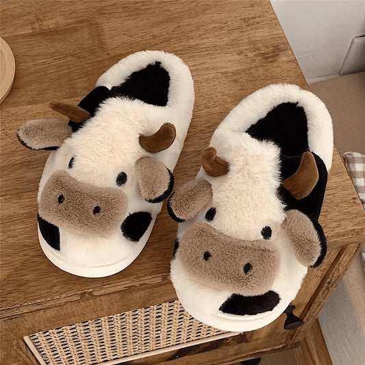 Image Chaussons Vache Mignonne posés sur un meuble